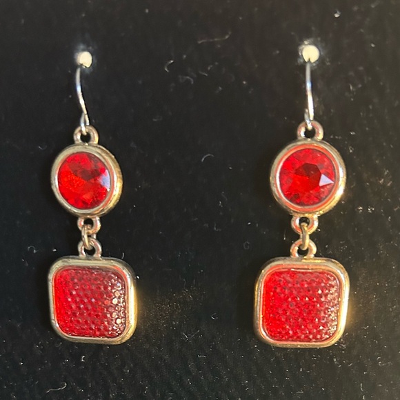 Beautiful Dana Buchman earrings in gold with red stone - Picture 3 of 5
